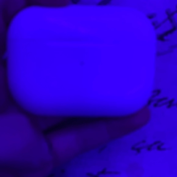 AirPods Pro in white workings really good both works everything works on them💯